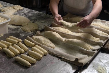 Tablo üzerinde hamur yoğurma eller closeup