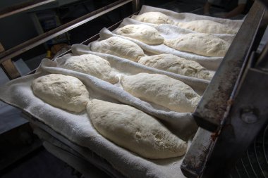 Hamur beyaz havlu fırın tepsisini pişirme içinde closeup