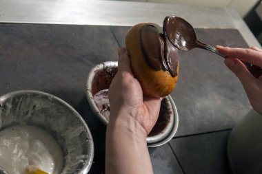 Çörek çikolata ile bulaşması eller closeup