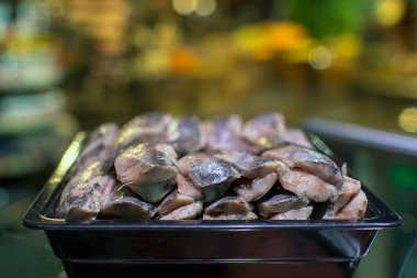 Ringa balığı barışlar siyah arka plan bulanık deposu balık bölümü kapsayıcısında, yakın çekim