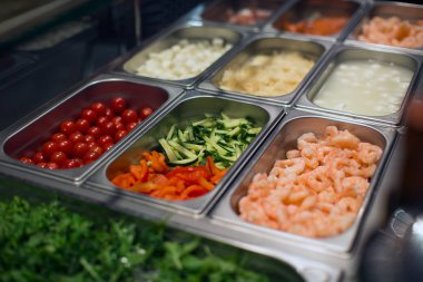 Çeşitler için salata süpermarkette closeup depolamak