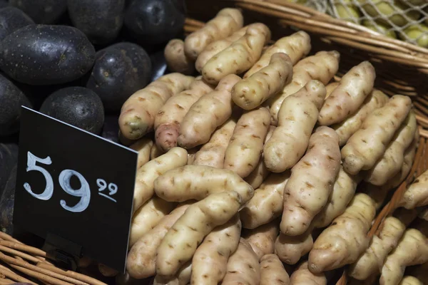 Tatlı Patates Süpermarkette Sepet Içinde Saklamak — Stok fotoğraf