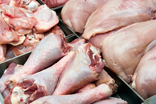 Primo Piano Delle Fette Carne Fila Nel Supermercato — Foto Stock