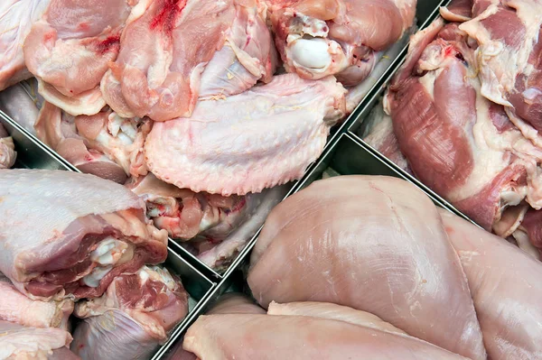 Close Van Vlees Segmenten Een Rij Supermarkt Opslaan — Stockfoto