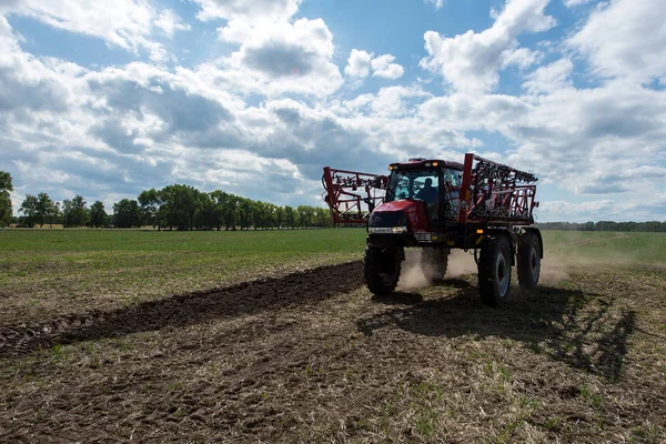 Vista Frontal Máquina Para Aplicación Fertilizantes Campo Con Árboles Cielo —  Fotos de Stock