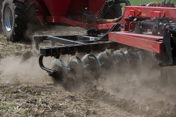 Närbild Bild Arbetar Skivor Harrow Rad Placeras Marken Gröna Fält — Stockfoto