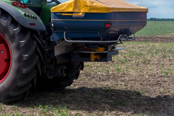 Nahaufnahme Einer Spezialmaschine Für Den Einsatz Von Düngemitteln Feld — Stockfoto