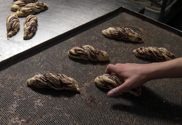 Close Van Vrouwelijke Handen Deeg Voor Broodjes Het Bakken Blad — Stockfoto