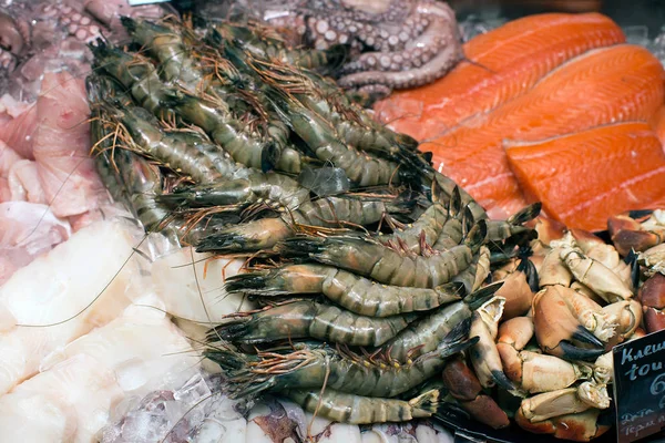 海鲜市场用不同种类的新鲜海鲜 — 图库照片