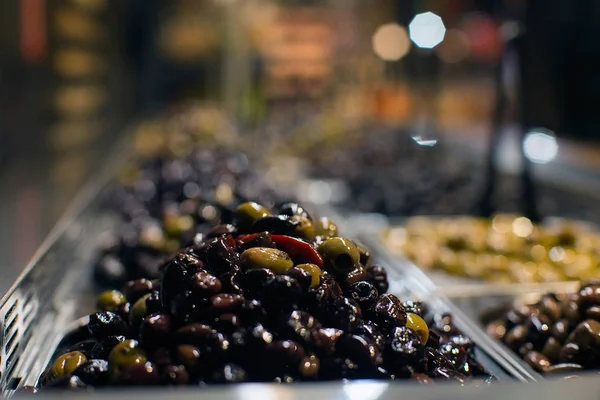 Klumpen Von Getrockneten Oliven Die Geschäft Auf Verschwommenem Hintergrund Verkauft — Stockfoto
