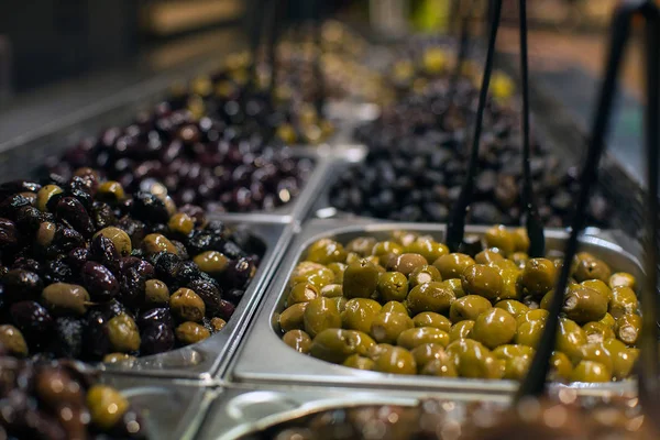 Aplausos Aceitunas Secas Que Venden Tienda Sobre Fondo Borroso —  Fotos de Stock