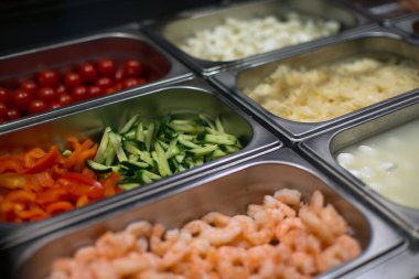 Çeşitler için salata deposundaki Metalik kaplar içinde yakın çekim