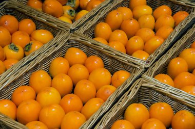 Hurma süpermarkette sepet içinde closeup depolamak 