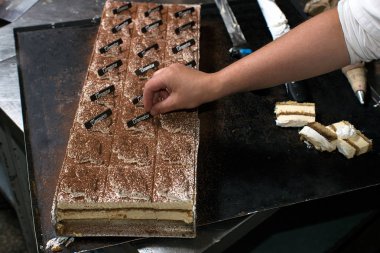 Tiramisu tatlı şekerleme bölümünde dekorasyon adam 