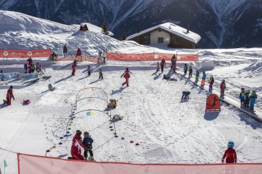 Arka plan üzerinde çocuk evi ve dağ için snowboard okulda ders Üstten Görünüm