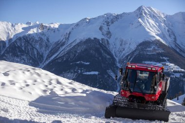 Makine ile kar Dağları kar hazırlık için önden görünümü arka plan üzerinde