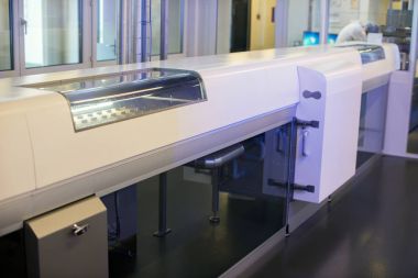 Tatlılar çikolata fabrikasında paketleme önce soğutma görünümü