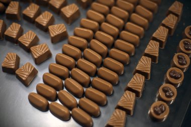 Geniş karışım-in siyah arka plan üzerine çikolata şekerleme, yakın çekim