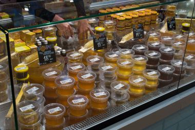 Görünüm vitrin plastik kaplarda paketlenmiş bal