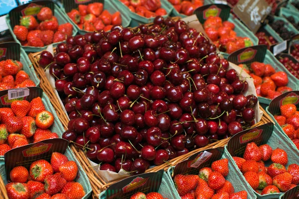 Primo Piano Ciliegie Fragole Nel Supermercato — Foto Stock