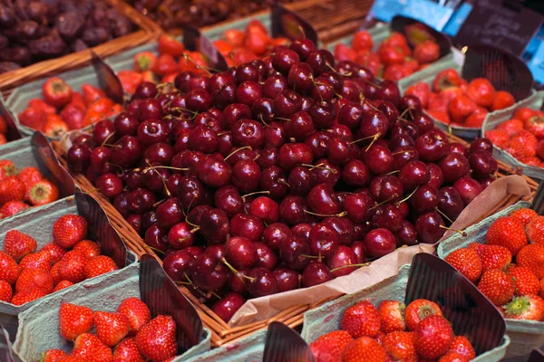 Primer Plano Cerezas Fresas Tienda Supermercados —  Fotos de Stock