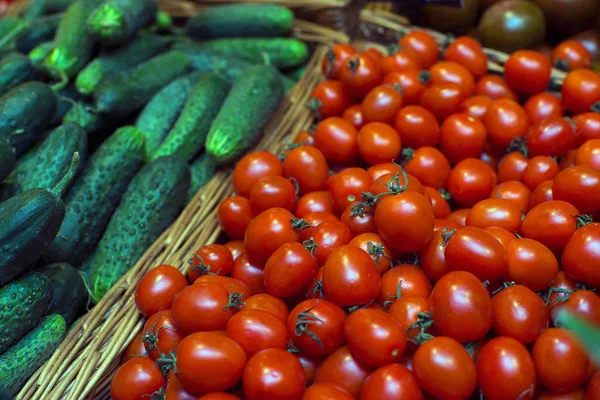 Cierre Tomates Pepinos Cestas Madera Tienda —  Fotos de Stock