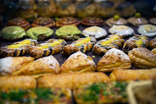 店の製菓部門でのパンの種類 — ストック写真