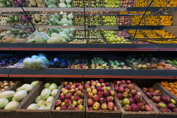 ミラーの下の店に野菜や果物のビュー — ストック写真