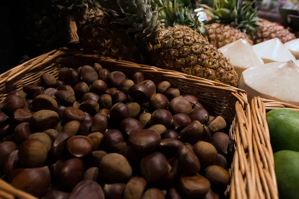 Primo Piano Castagne Cesto Nel Supermercato — Foto Stock