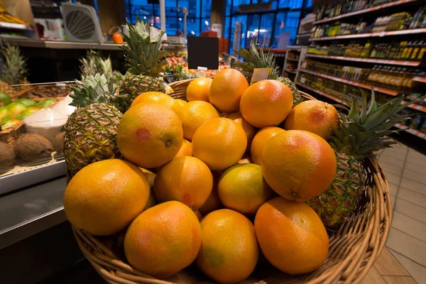 Primer Plano Pomelos Piñas Sobre Fondo Borroso —  Fotos de Stock