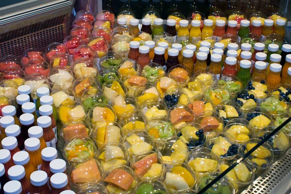 在商店的橱窗里放上果汁和水果沙拉 — 图库照片