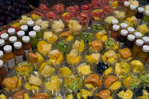 Közelkép Smoothies Gyümölcs Salátákat Szilva Kosár Háttérben Kirakat — Stock Fotó