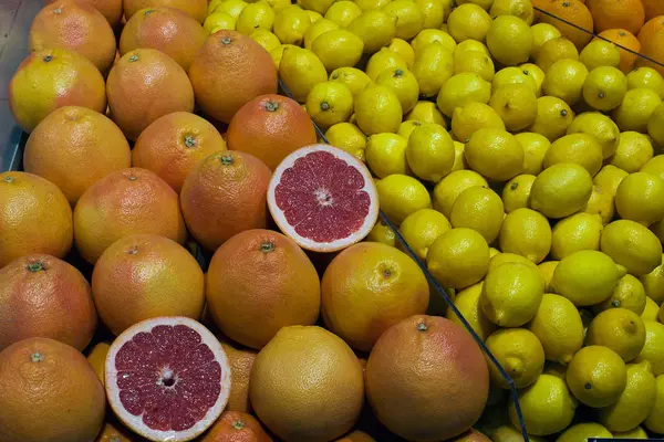 Narenciye Vitrin Süpermarkette Üzerinde Yakın Çekim — Stok fotoğraf