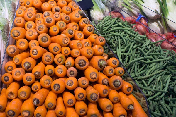 Закрытие Моркови Зеленой Фасоли Витрине Луком Морковь Заднем Плане — стоковое фото