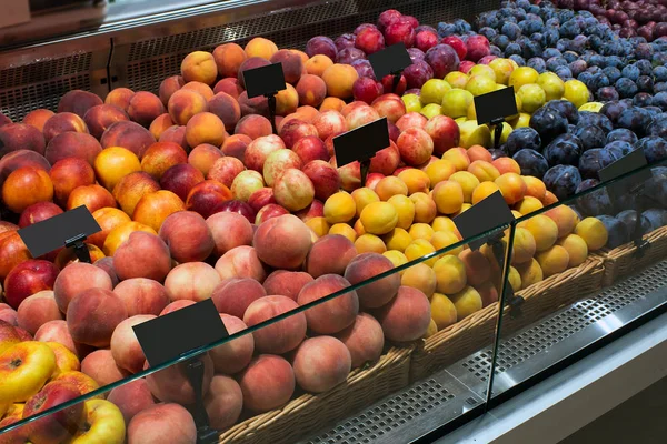 在商店里用不同的水果来关闭陈列柜 — 图库照片