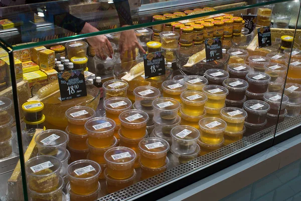 商店橱窗塑料容器包装蜂蜜的看法 — 图库照片