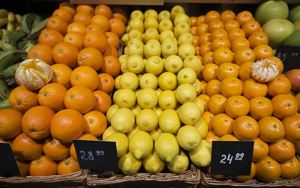 Primo Piano Frutta Cestini Legno Con Prezzi Supermercato — Foto Stock