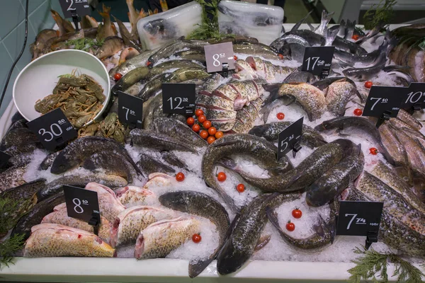 Mercato Dei Frutti Mare Con Diversi Tipi Frutti Mare Freschi — Foto Stock