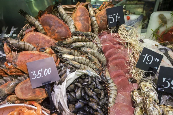 Mercato Dei Frutti Mare Con Diversi Tipi Frutti Mare Freschi — Foto Stock