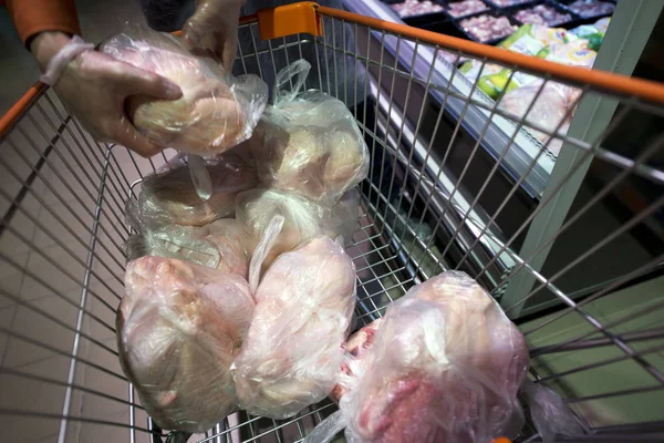 Mano Femminile Prendere Pollo Dal Carrello Nel Reparto Macelleria Negozio — Foto Stock