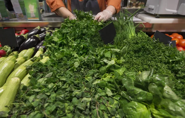 Zbliżenie Ręce Układania Zieleni Między Warzywa Sałatkę Sklepie — Zdjęcie stockowe