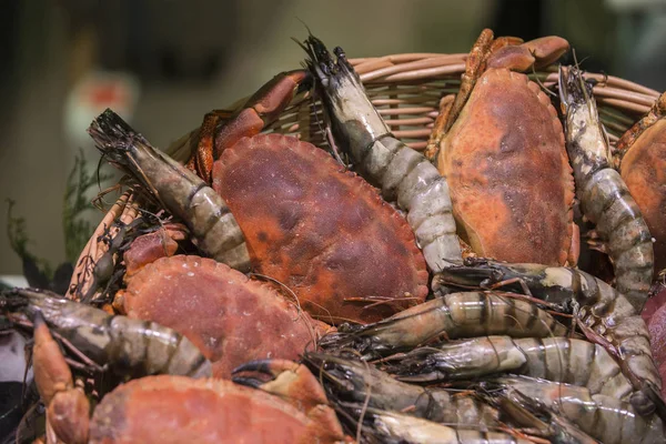 Close Crubs Shrimps Wooden Basket Store — Stock Photo, Image