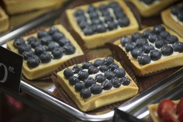 Nahaufnahme Von Frischen Kuchen Mit Blaubeeren Der Süßwarenabteilung — Stockfoto