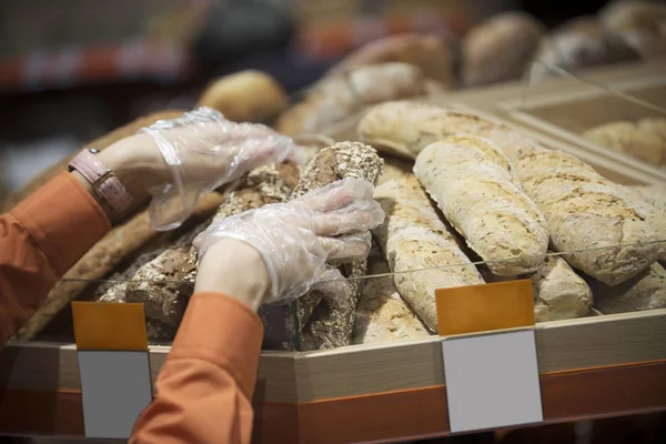 Nahaufnahme Von Händen Die Frisch Gebackenes Brot Auf Verschwommenem Hintergrund — Stockfoto