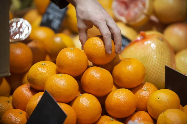 Mann Wählt Frische Zitrusfrüchte — Stockfoto