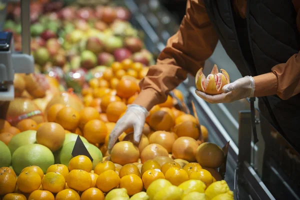 Mann Wählt Frische Zitrusfrüchte — Stockfoto