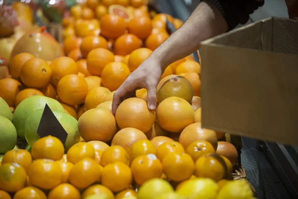 Muž Výběru Čerstvých Citrusům Obchodě — Stock fotografie