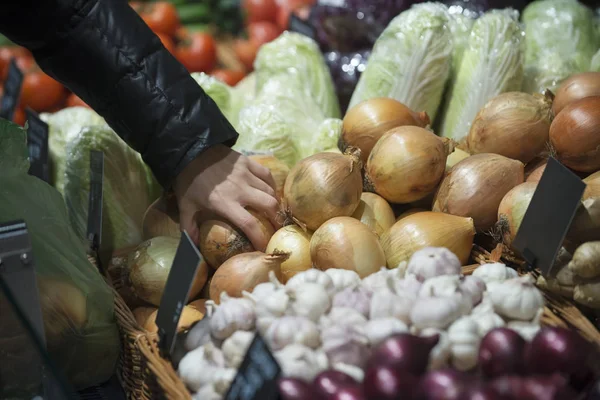 Menschliche Hand Hält Zwiebel Geschäft Auf Gemüse Hintergrund — Stockfoto