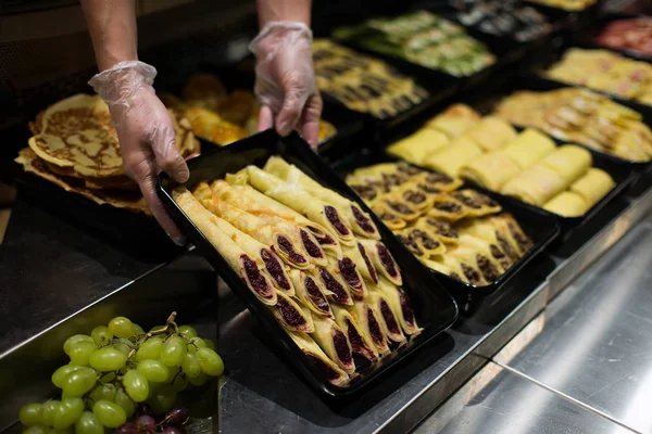 Bijgesneden Afbeelding Van Man Dienblad Met Pannenkoeken Culinaire Vakgroep Winkel — Stockfoto