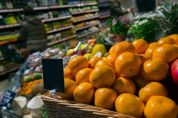 View Tangerines Market Basket Blurred Person Background — Stock Photo, Image